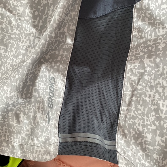 Mens Brooks run shorts - Picture 5 of 5